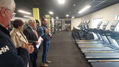 El alcalde y varios concejales reciben las explicaciones del t&eacute;cnico de Deportes