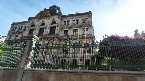 Banderas a media asta en Oviedo, en la Plaza de la Escandalera y la Junta General del Principado de Asturias durante el luto decretado por las vctimas del coronavirus en Espaa