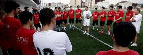 El nuevo entrenador del Club Lemos, Marquitos, en el centro, se dirigi� a sus futbolistas en el primer entrenamiento.