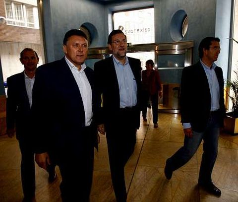 Louz�n, Mart�n, Rajoy y Feijoo, a la entrada del congreso que coloc� a Mart�n al frente del PP.