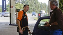 �lvaro Garc�a, junto con su hija, es propietario de una tienda al borde de la PO-551. 