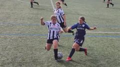 De azul, pugna por la pelota en un partido con el CD Lugo.