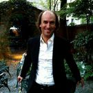 N��ez, en los jardines del Cervantes en Nueva York.