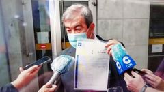 Francisco �lvarez Cascos muestra una licencia de pesca