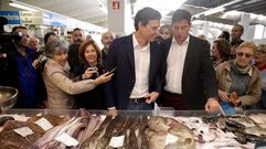 Pedro S�nchez, en uno de los puestos de la plaza de As Conchi�as