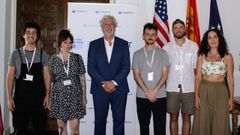 Los becarios de la �ltima edici�n con el�representante de la Conseller�a de Cultura, Manuel Vila
