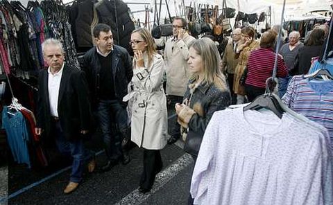 Los representantes del PP recorrieron la feria de Lal�n.