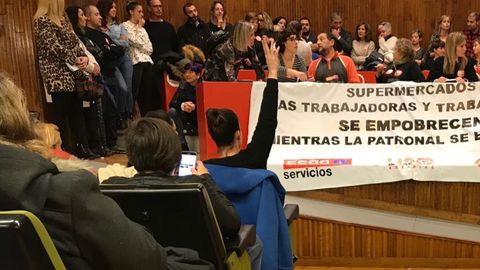 Multitudinaria asamblea de los trabajadores de supermercados