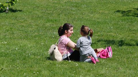 Gente paseando por los jardines de A Coru�a