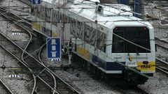 Un tren de cercan�as, en la estaci�n de Santander