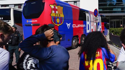 Llegada del autob�s del Barcelona al hotel de concentraci�n del equipo este jueves. Oviedo y Barcelona vuelven a medirse en un partido de la m�xima categor�a 24 a�os despu�s
