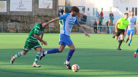 Nando, con el bal�n, hizo el gol del empate.