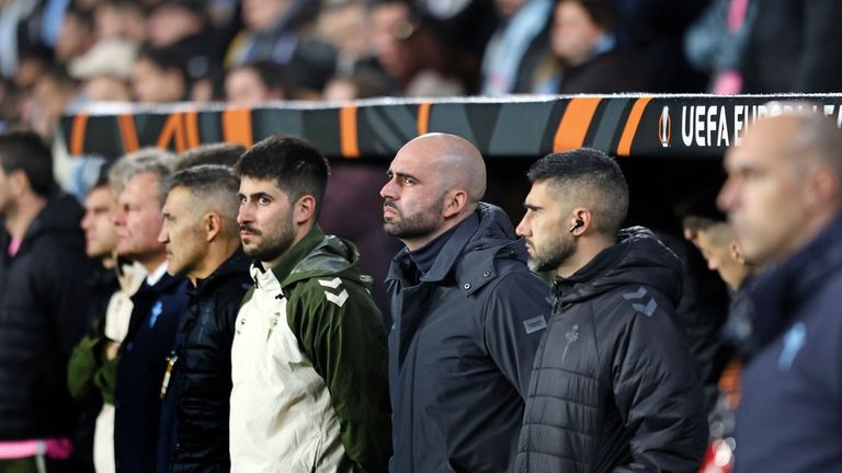 Claudio Gir�ldez y parte de su cuerpo t�cnico, en un partido de Europa League en Bala�dos.