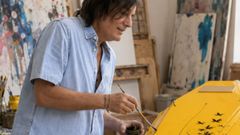 El artista Franck Sastre, interviniendo un ataud