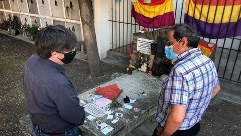 Torra y Puigdemont ante la tumba de Machado