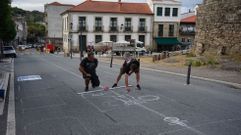 Preparaci�n de la alfombra floral del Portal de Ribadavia