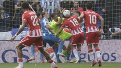 Germn Parreo detiene el baln en una jugada de ataque del Almera del partido del pasado sbado en Riazor