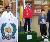 Alejandro Fern�ndez, en el centro del podio, con su medalla de oro
