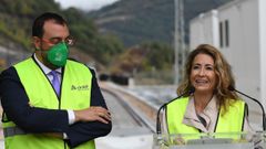 La ministra de Transportes, Movilidad y Agenda Urbana, Raquel Snchez (d) junto con el presidente de Asturias, Adrin Barbn (i) tras completar este lunes los 49 kilmetros que separan La Robla (Len) y Campomanes (Asturias), el recorrido de la variante ferroviaria de Pajares, correspondiente a la futura Lnea de Alta Velocidad Len-Asturias y que incluye un tnel de 25 kilmetros que atraviesa la Cordillera Cantbrica