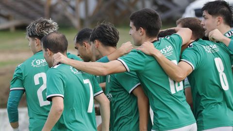 Los burelenses celebran un gol en el primer partido de la primera vuelta ante O Val. 