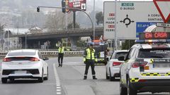 �SE ACAB� LA PEDAGOG�A, UNO POR COCHE� Los agentes de la Guardia Civil han establecido controles en todas las carreteras para vigilar que se cumplan las normas del estado de alarma. Enla foto, un control este s�bado en A Coru�a