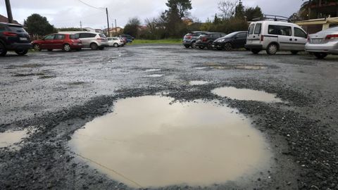 Algunos de los enormes socavones en el barrio de Pi�eiros. 