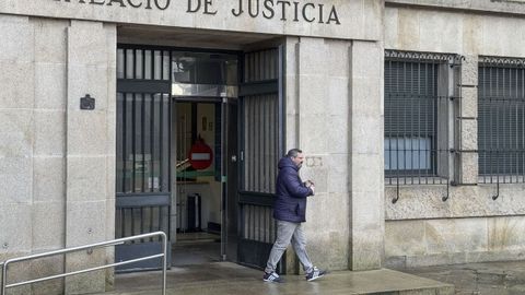 El acusado, Francisco Antonio I. P. saliendo de la Audiencia de Ourense donde fue juzgado por estafa continuada.