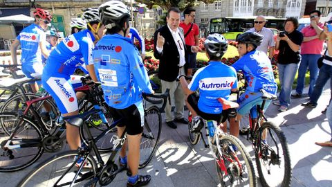 Días después, Abel Caballero departió con un grupo de ciclistas en la Porta do Sol. El candidato socialista promete 40 bicicletas eléctricas que se alquilarán en cuatro estaciones.