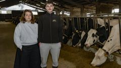 Noel e Iris, en la ganader�a en la que trabajan en Veiga do Pumar, en Castro de Rei.