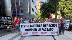 Concentracin de trabajadores de Itvasa ante el edificio deDireccin General de Funcin Pblica, en Oviedo.