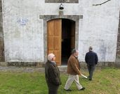 Piden asfaltar la entrada y pintar el exterior de la iglesia. 