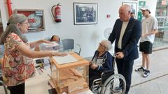Genoveva vota a sus 110 a�os en una mesa de Monforte