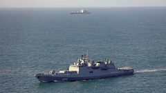 Imagen de archivo de buques de la armada brit�nica siguiendo a la fratata rusa Admiral Grigorovich