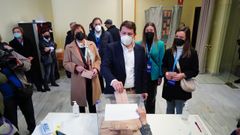 Alfonso Fern�ndez Ma�ueco, en el momento de ejercer su derecho a voto en un colegio electoral de Salamanca