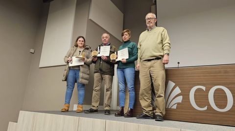 Manuel Casal (en la foto, segundo por la izquierda) con el resto de premiados en la categora multifloral de los premios Mel Cinco Estrelas de la AGA.