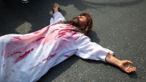 Un hombre encarna a Jesucristo en una celebraci�n del Viernes Santo en Per�