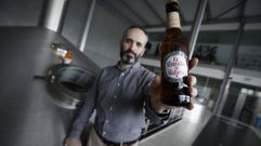LUIS ALVAR, MAESTRO CERVECERO, MOSTRANDO LA REEDICI�N DE LA CERVEZA ORIGINAL
