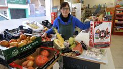 Conchi Padn, en su tienda A Ferrolana, que se llama as por el apodo familiar, que viene de su abuela, que era de Ferrol pero se cas en Combarro.