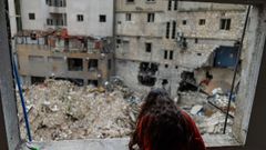 Una ni�a asomada a la ventana de su casa en la localidad libanesa de Nabatieh