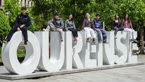 De izquierda a derecha, los alumnos becados por la Fundaci�n Amancio Ortega: Ian Babarro, Manuel Fern�ndez, Nerea Gonz�lez, Aldara Garea, Nicol�s Ballesteros, Sarela Garc�a y Mar�a Pav�n.