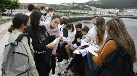Alumnos de Viveiro repasando las asignaturas poco antes de entrar en el examen de selectividad del curso pasado