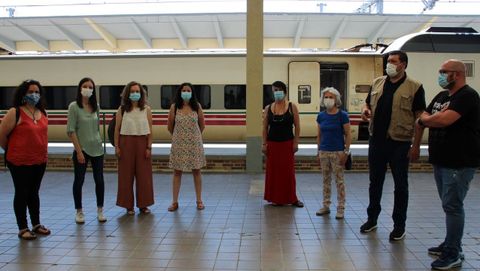 Olalla Rodil y Noa Presas, este lunes en la estaci�n de Monforte, junto a otros candidatos del BNG