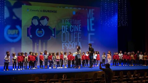 Alumnos del CEIP Pluriling�e A Pedra reciben el premio de  O teu aniversario 