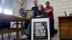 Julieta, Noa e Oli, do IES Rafael Dieste, e o profesor Arcadio, cos cartaces do programa.