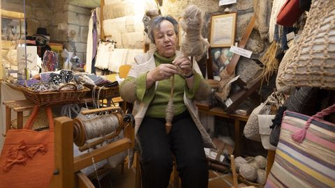 Carmen Riveiro, ayer, en su puesto de divulgacin del lio en el castillo vimiancs.