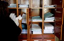 Una agente judicial almacen� ayer notificaciones en los casilleros de las citaciones a domicilio. 