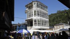 El inmueble est� situado en medio de la plaza de Navia