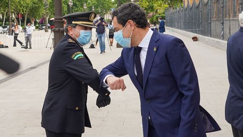 El presidente de la Junta, Juanma Moreno saluda a un miembro de la policia nacional en un acto de homenaje a las v�ctimas