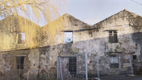 Estado actual. El tiempo transcurrido sin ning�n tipo de actividad en la antigua salazonera de Lira ha hecho mella en su conservaci�n, de manera que solo se mantiene en pie la caracter�stica fachada principal, vallada dado su deterioro, y parte de los muros exteriores laterales.