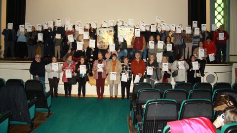 Codillo.Los asistentes a los homenajes de la Festa do Codillo apoyaron la campa�a del Ayuntamiento de Almendralejo de apoyo a �Bu�uel en el laberinto de las tortugas�, que opta a cuatro premios Goya